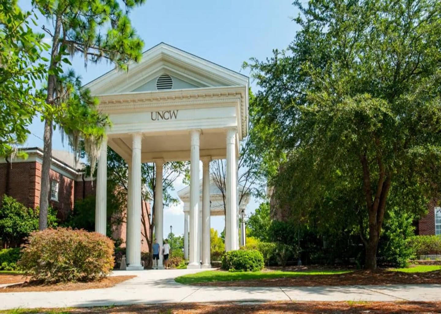 A Majestic White Colonnade Arch At University Of North Carolina Wilmington Wallpaper