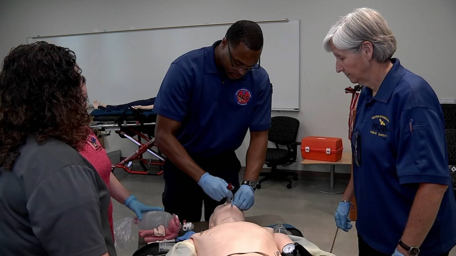 A Paramedic Performing Intubation During Workshop Wallpaper