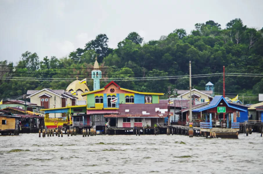 A Scenic View Of The Kampong Ayer In Brunei Wallpaper