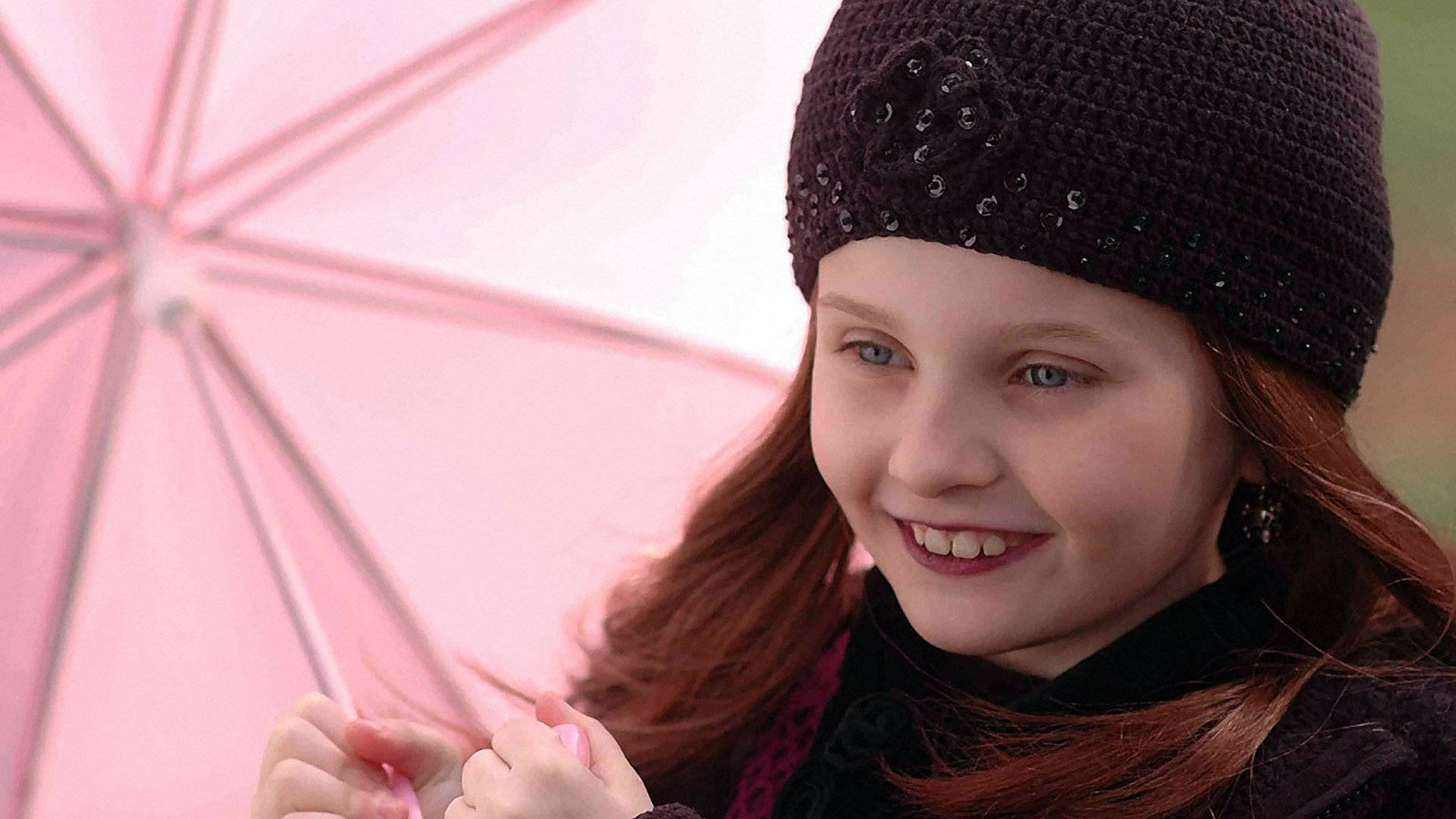 Abigail Breslin Fictional Movie Character Emily Wallpaper