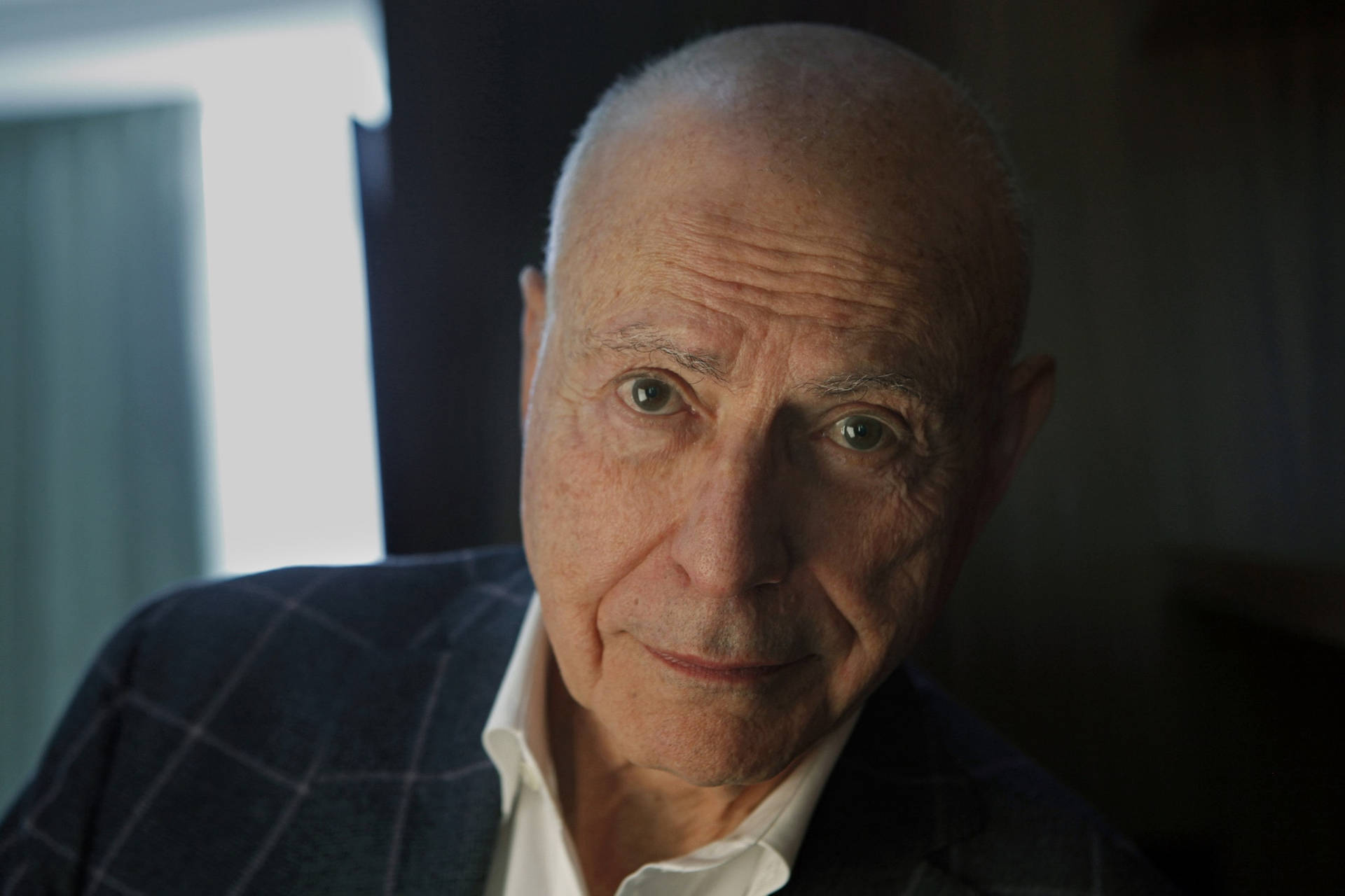 Acclaimed Actor Alan Arkin During Los Angeles Times Interview Wallpaper