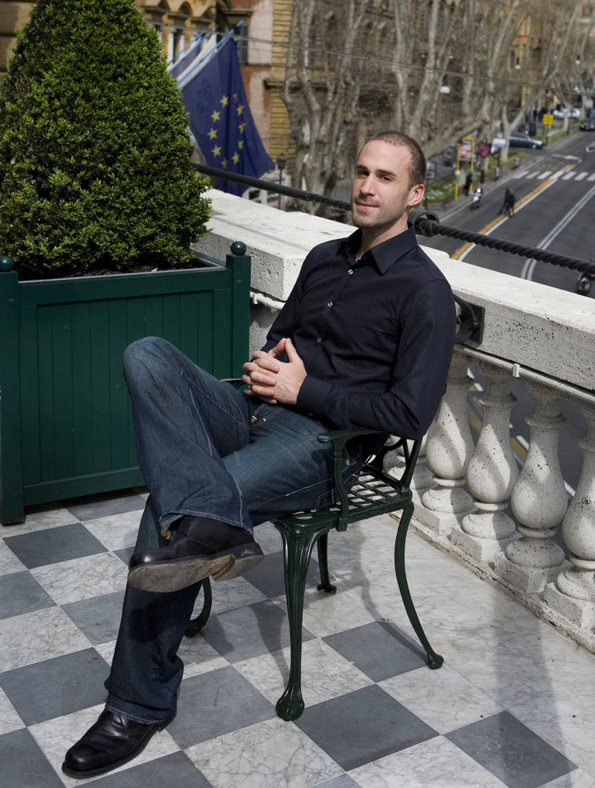 Acclaimed Actor, Joseph Fiennes, Captured In The Heart Of London Wallpaper