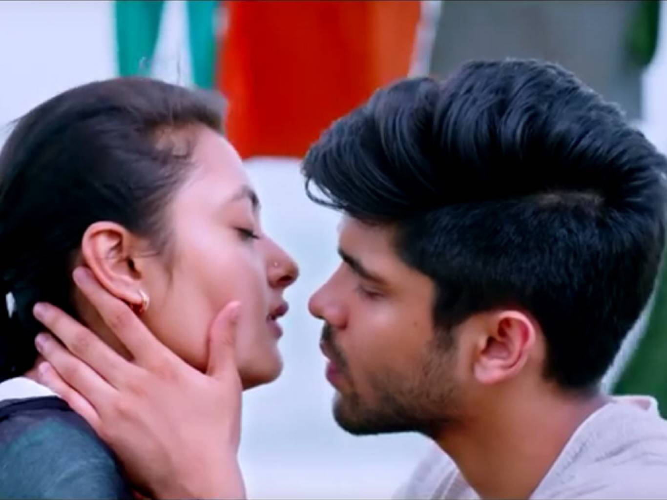 Adithya Varma Kiss Scene Wallpaper