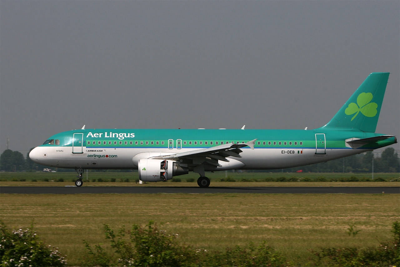 Aer Lingus Aviation At Airport's Runway Wallpaper