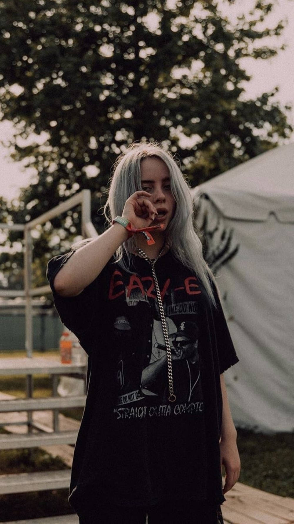 Aesthetic Billie Eilish In Black Shirt Wallpaper