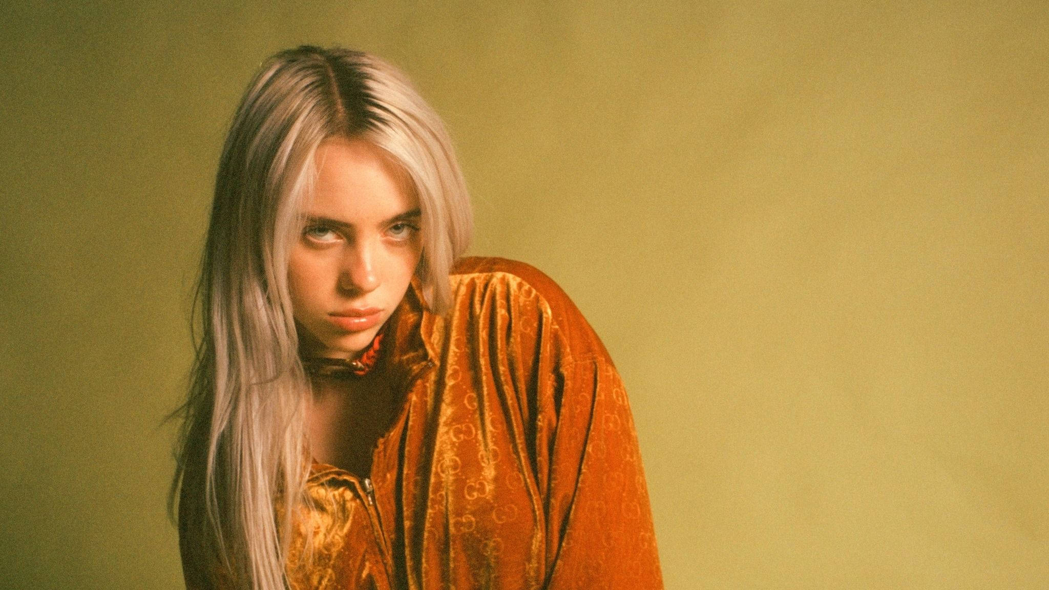 Aesthetic Billie Eilish In Orange Outfit Wallpaper