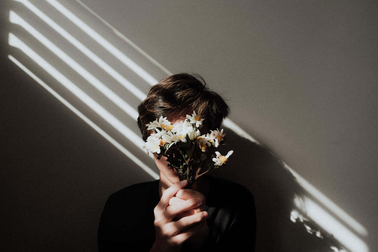 Aesthetic Grunge Desktop Flower Photoshoot Wallpaper