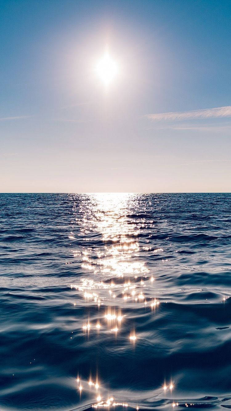 Aesthetic Ocean Reflecting Sunlight Wallpaper