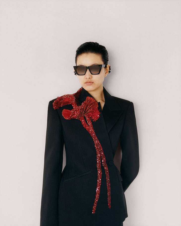 Alexander Mcqueen Coat Model Black Red Wallpaper