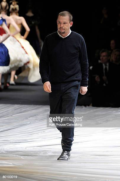 Alexander Mcqueen Final Walk: A Creative Legacy Wallpaper