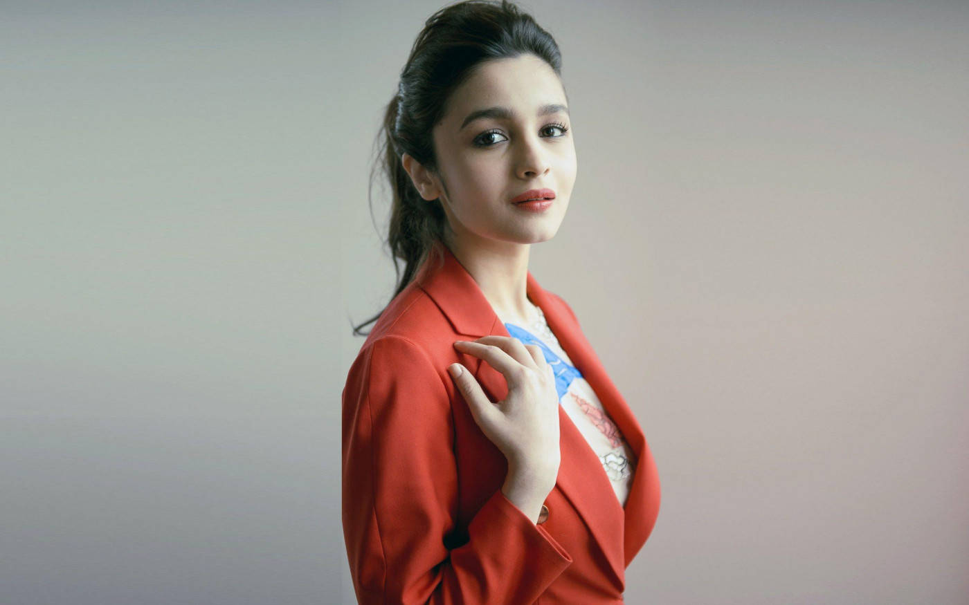 Alia Bhatt Hd Wearing A Dapper Orange Blazer Wallpaper