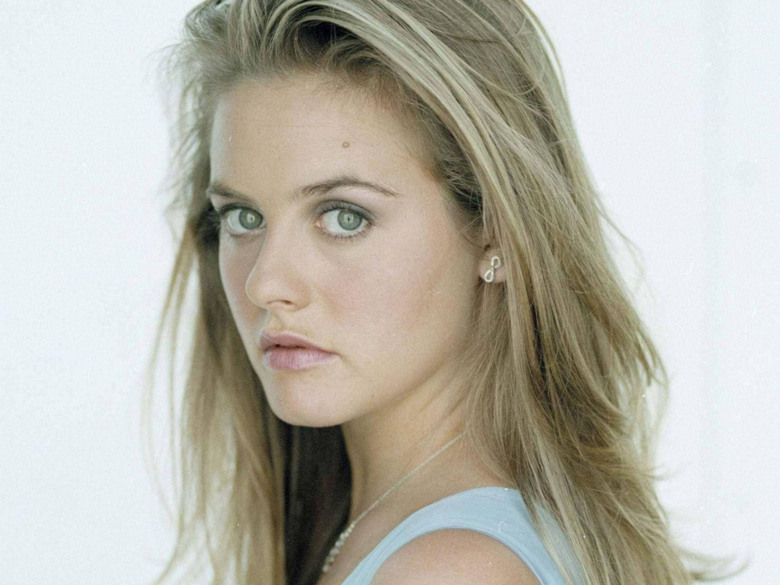 Alicia Silverstone Grey Eyes Wallpaper