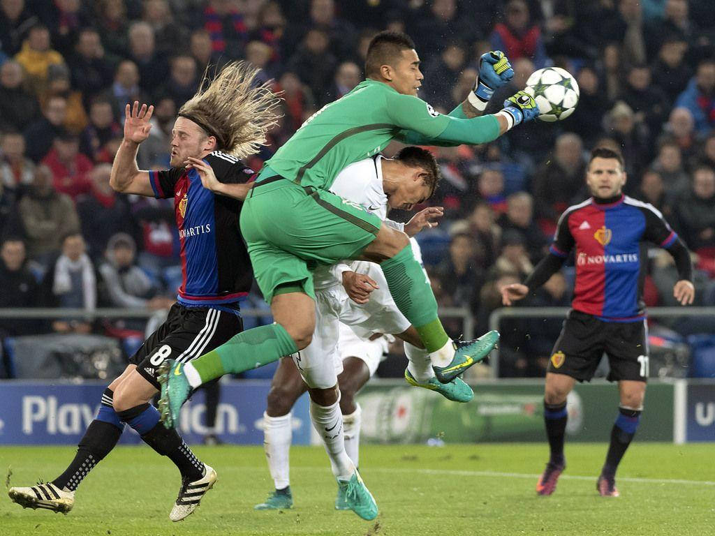 Alphonse Areola Stumbling Into Opponent Wallpaper