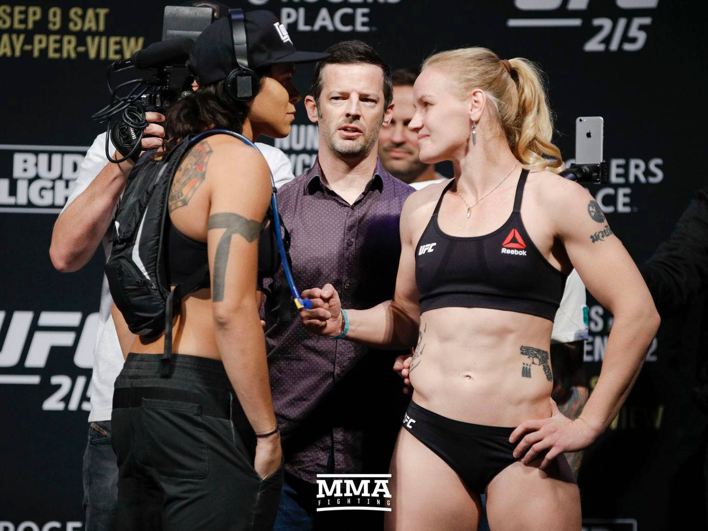 Amanda Nunes With Valentina Shevchenko Wallpaper