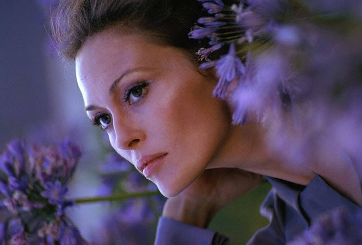 American Actress Faye Dunaway 1974 Portrait Wallpaper