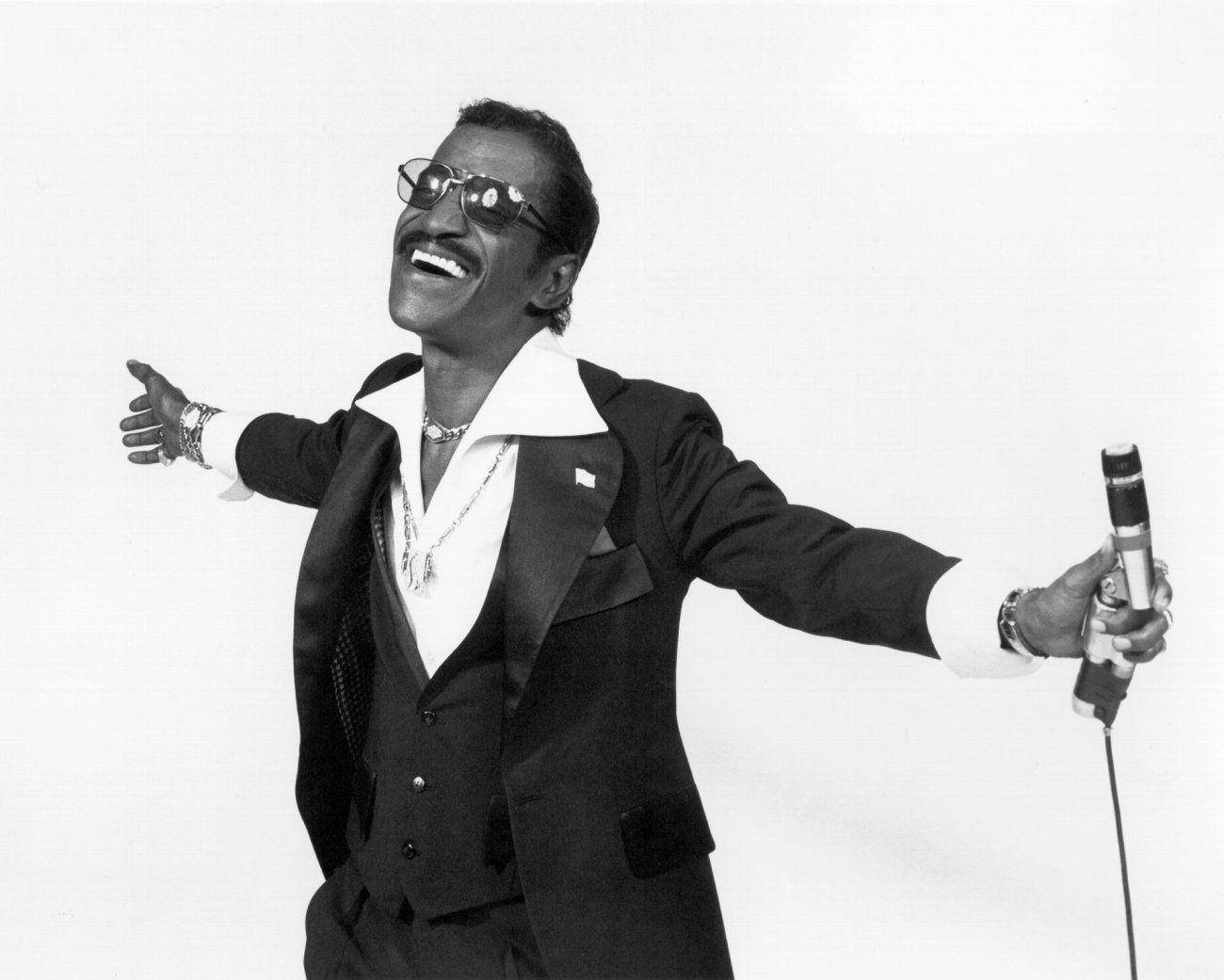 American Celebrity Sammy Davis Jr. 1970 Performance Wallpaper