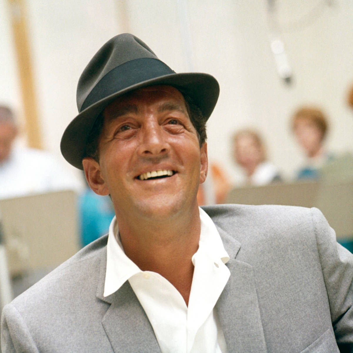 American Singer Dean Martin Medium Angle Portrait Wallpaper