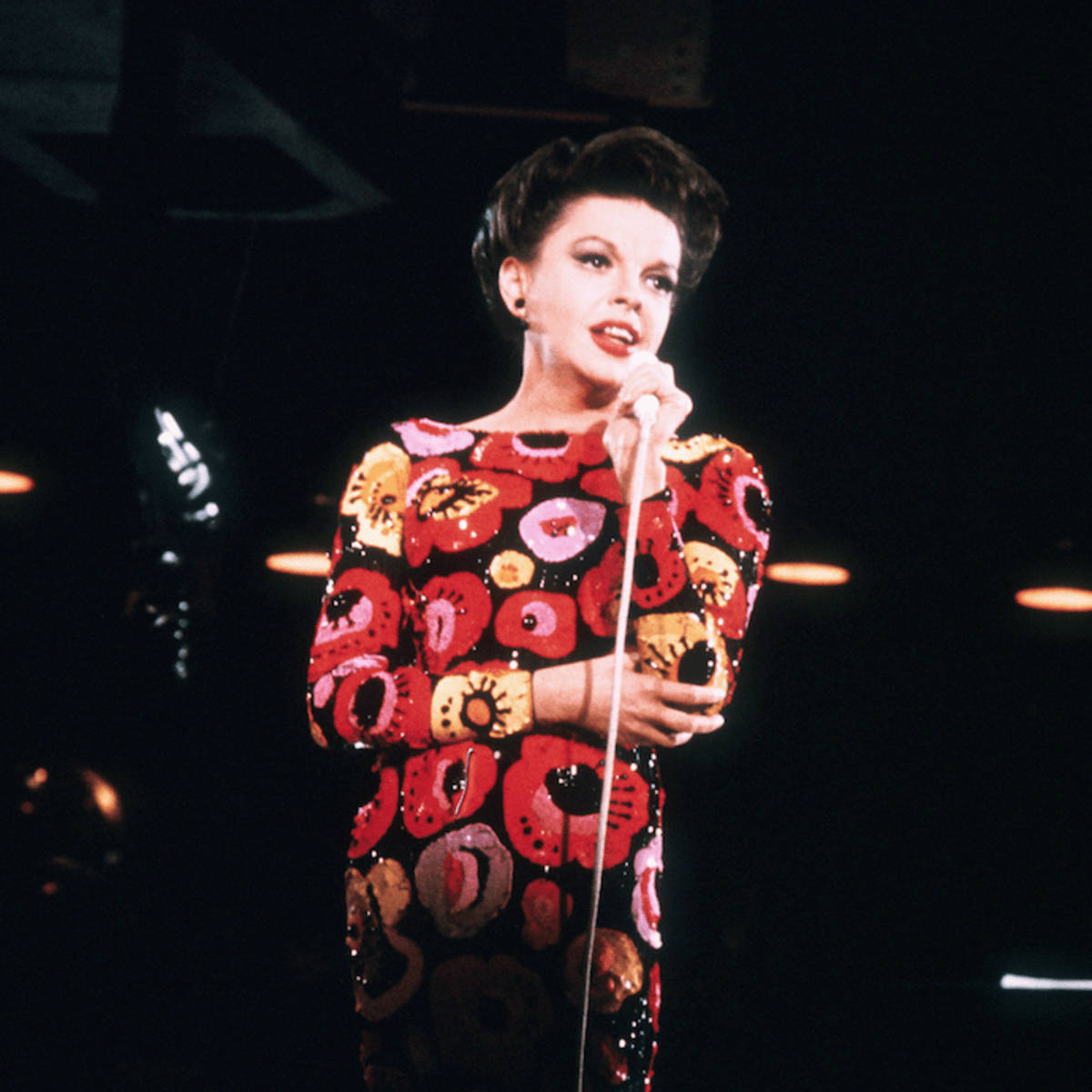 American Singer Judy Garland Performance Wallpaper