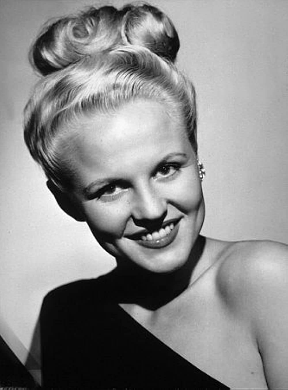 American Singer Peggy Lee 1946 Portrait Wallpaper