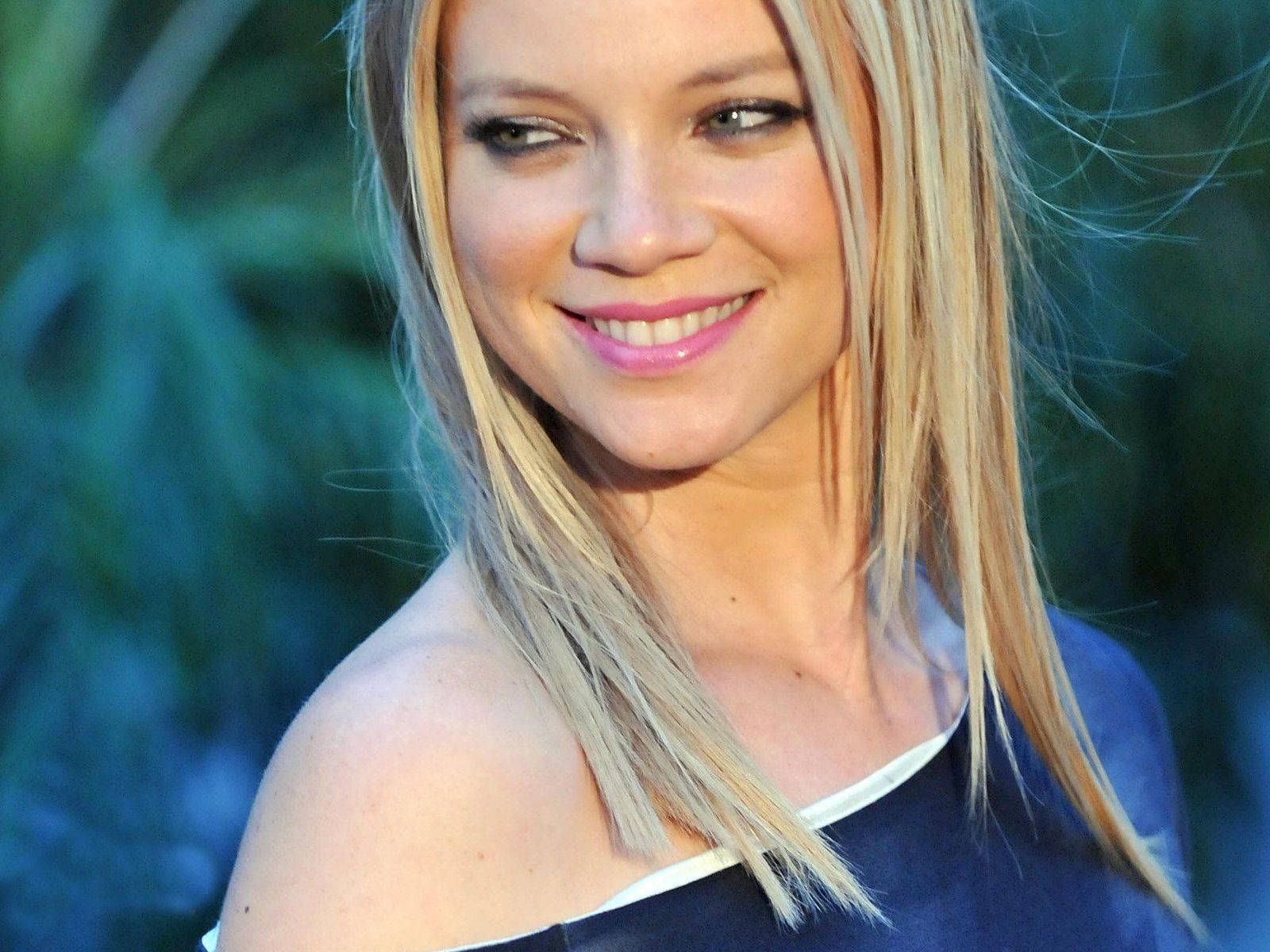 Amy Smart Actress Smiling Wallpaper