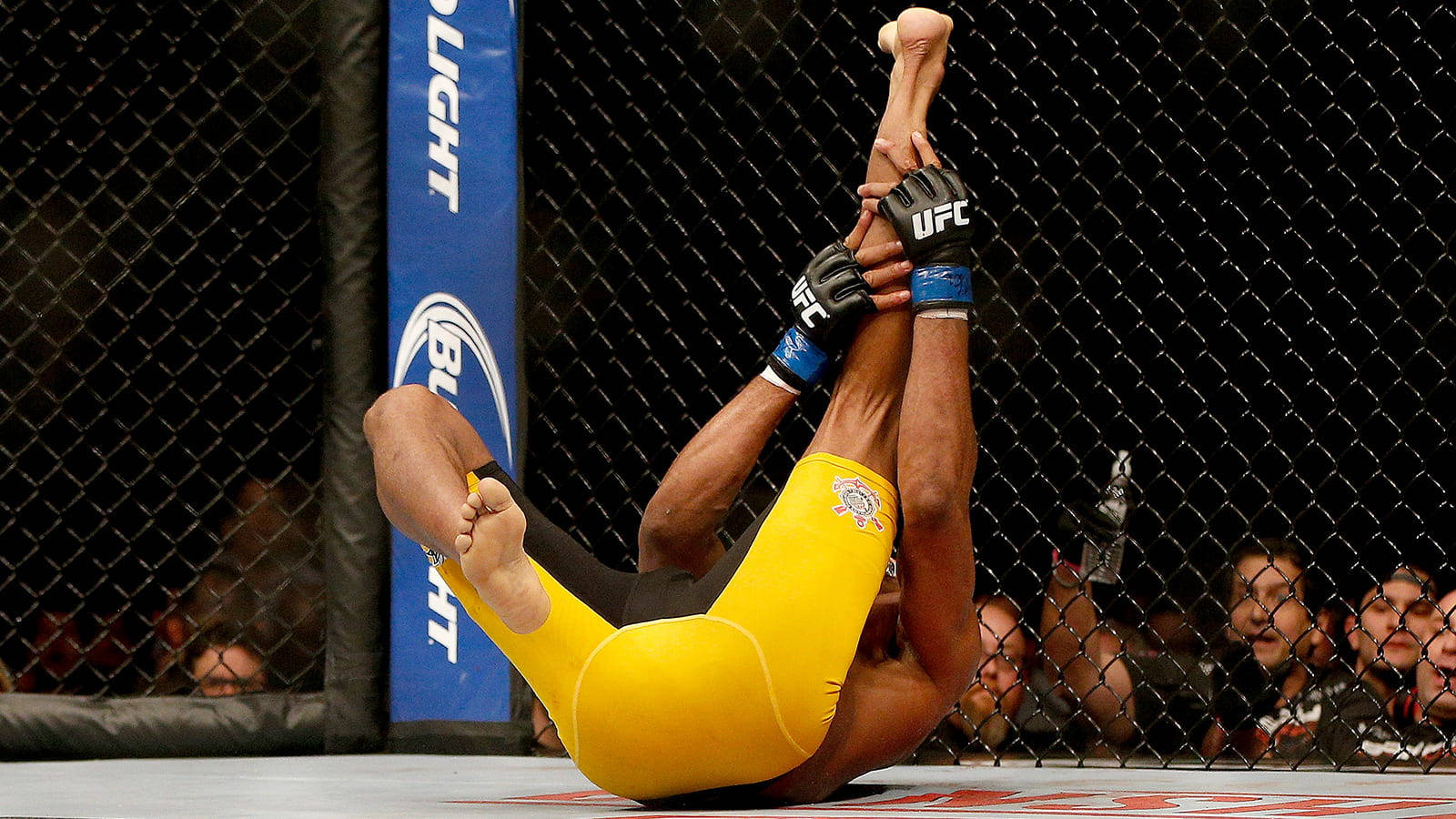 Anderson Silva Fallen Holding Knee Wallpaper