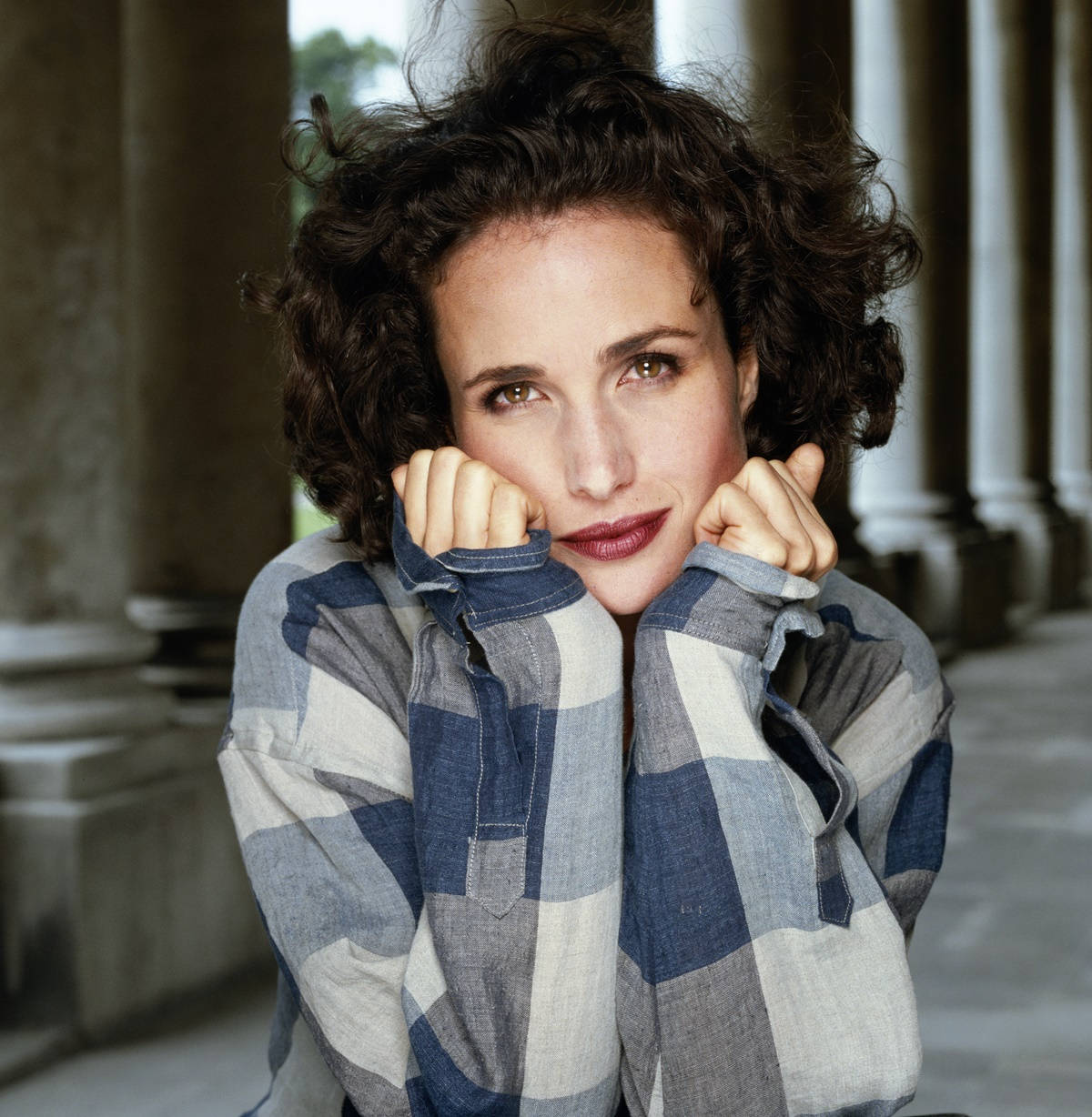 Andie Macdowell American Model Wallpaper