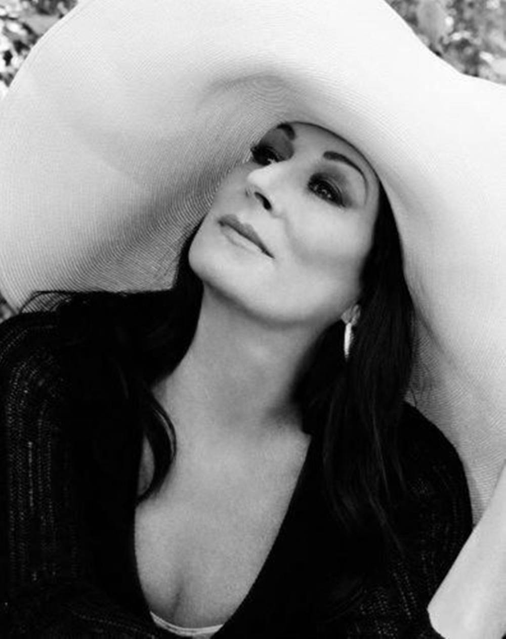 Anjelica Huston Grayscale Photoshoot Wallpaper