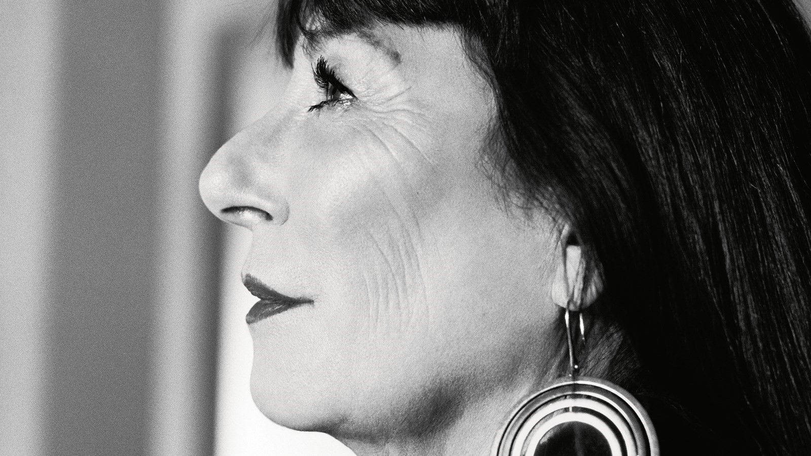 Anjelica Huston Iconic Hollywood Star Wallpaper