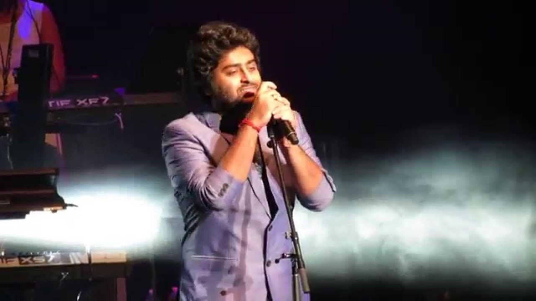 Arijit Singh Serenades Fans Wallpaper