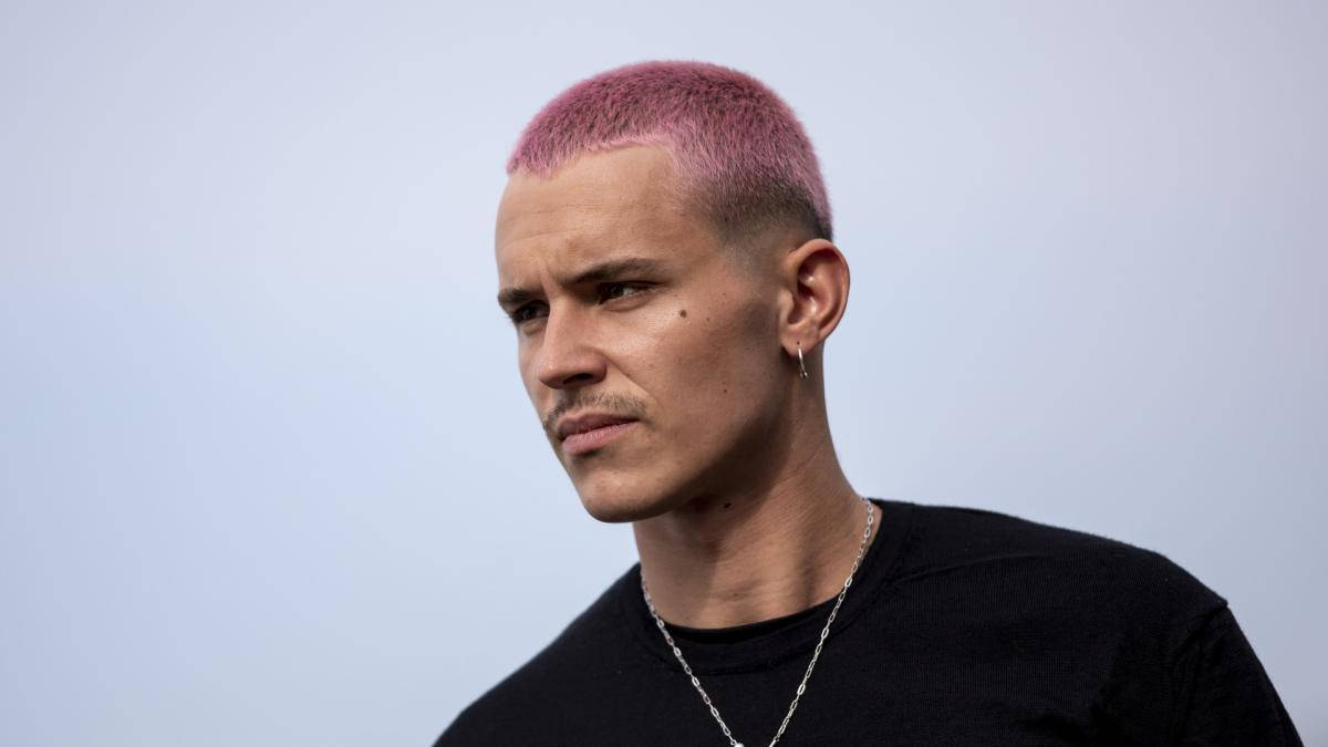 Aron Piper Pink Hair Wallpaper