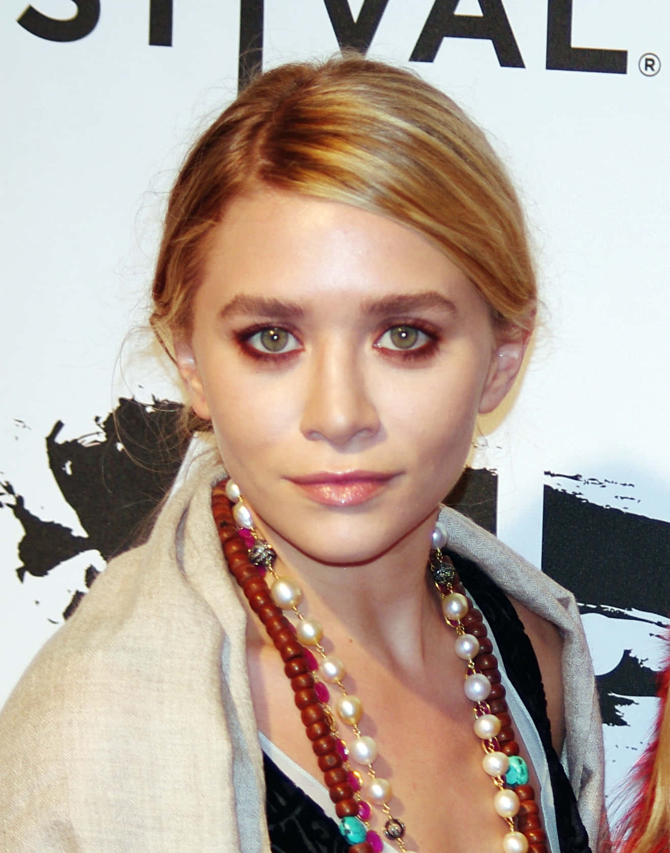 Ashley Olsen Looking Elegant In A Black Dress Wallpaper