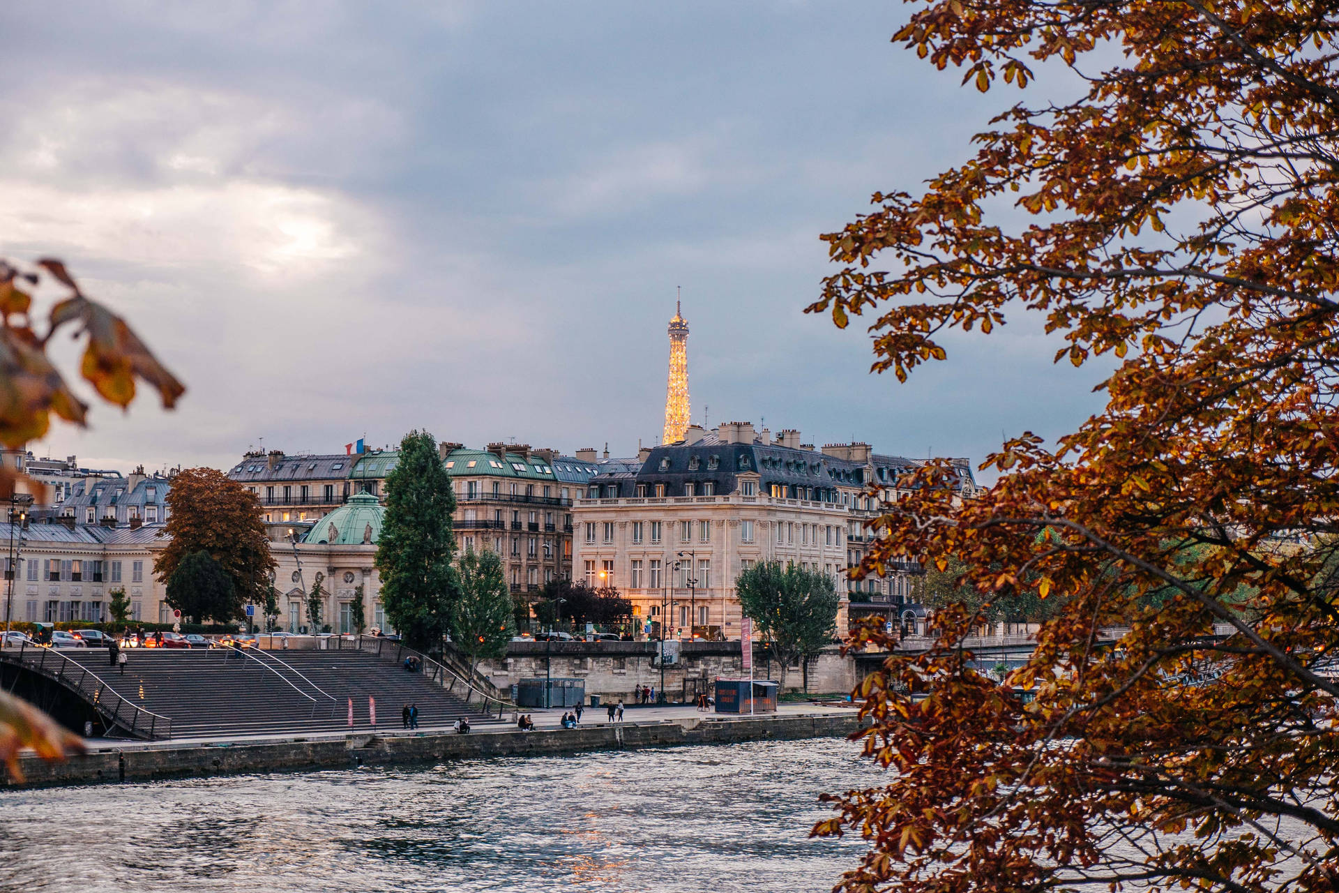 Autumn Leaves Transform Paris Into A Picture Perfect Scene Wallpaper