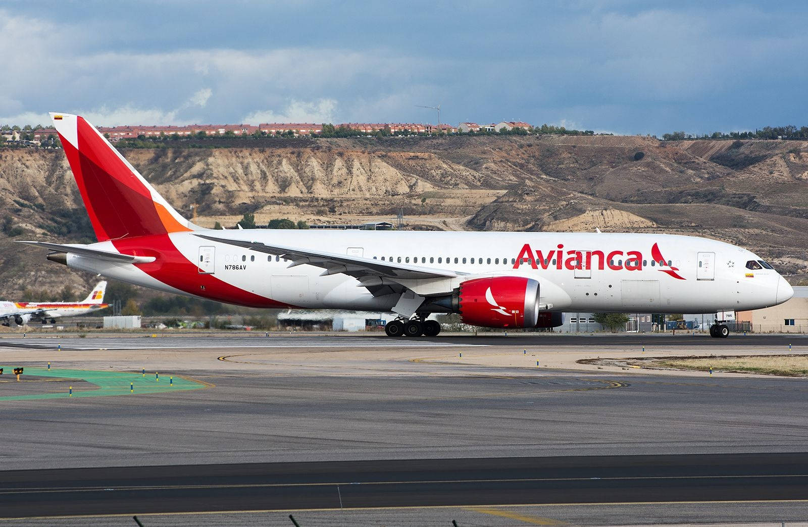 Avianca Boeing 787-8 Dreamliner At Madrid Airport Wallpaper