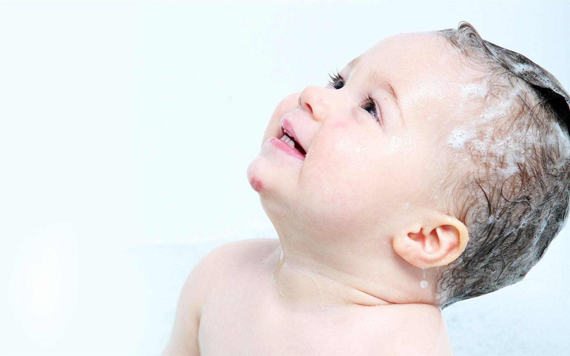 Baby Love Taking A Bath Wallpaper