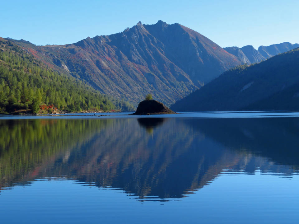 Beautiful Blue Lake In Nature Wallpaper