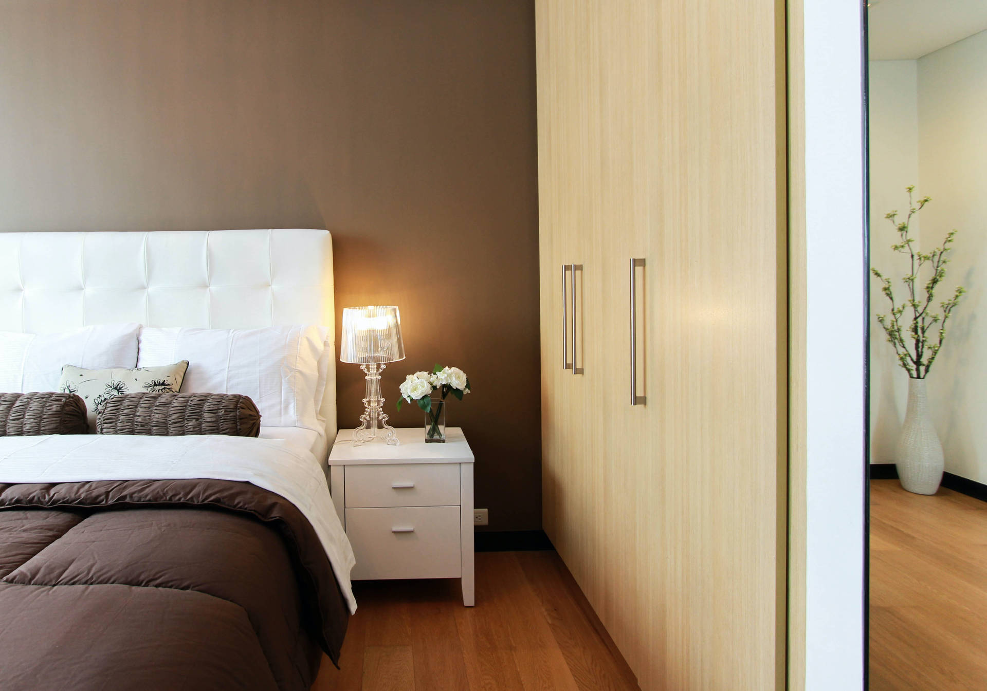 Bedroom With Minimalist Built-in Cabinet Wallpaper