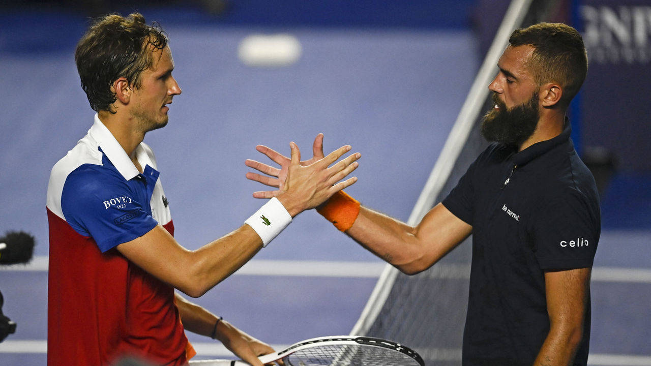 Benoit Paire Warmly Greets Fellow Tennis Star Daniil Medvedev Wallpaper