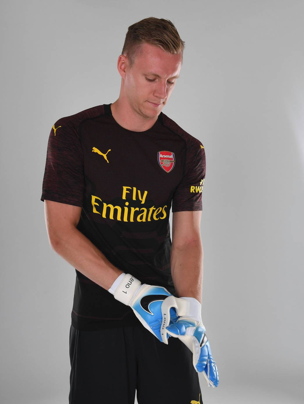 Bernd Leno Wearing White Gloves Wallpaper