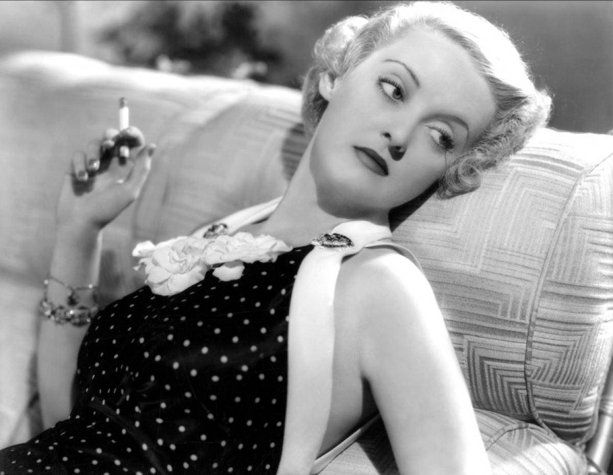 Bette Davis In A Polka Dress Wallpaper