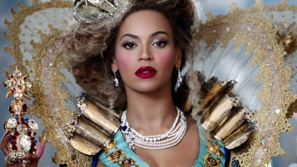 Beyonce In Royal Costume Wallpaper