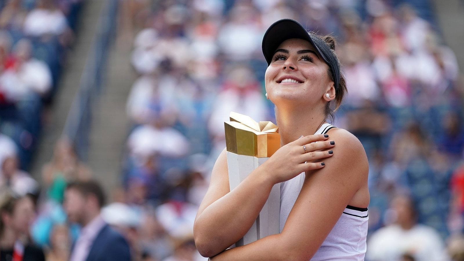 Bianca Andreescu Hugging Her Trophy Wallpaper