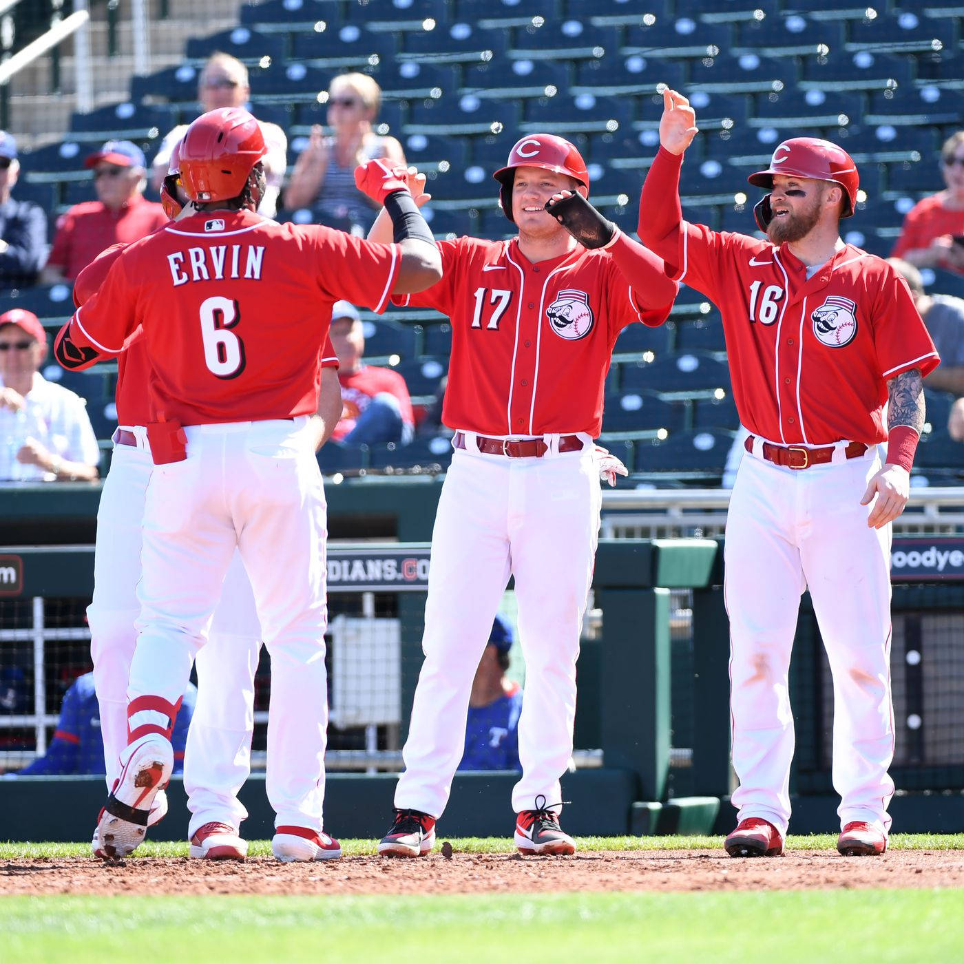 Big High Fives For Cincinnati Reds Wallpaper