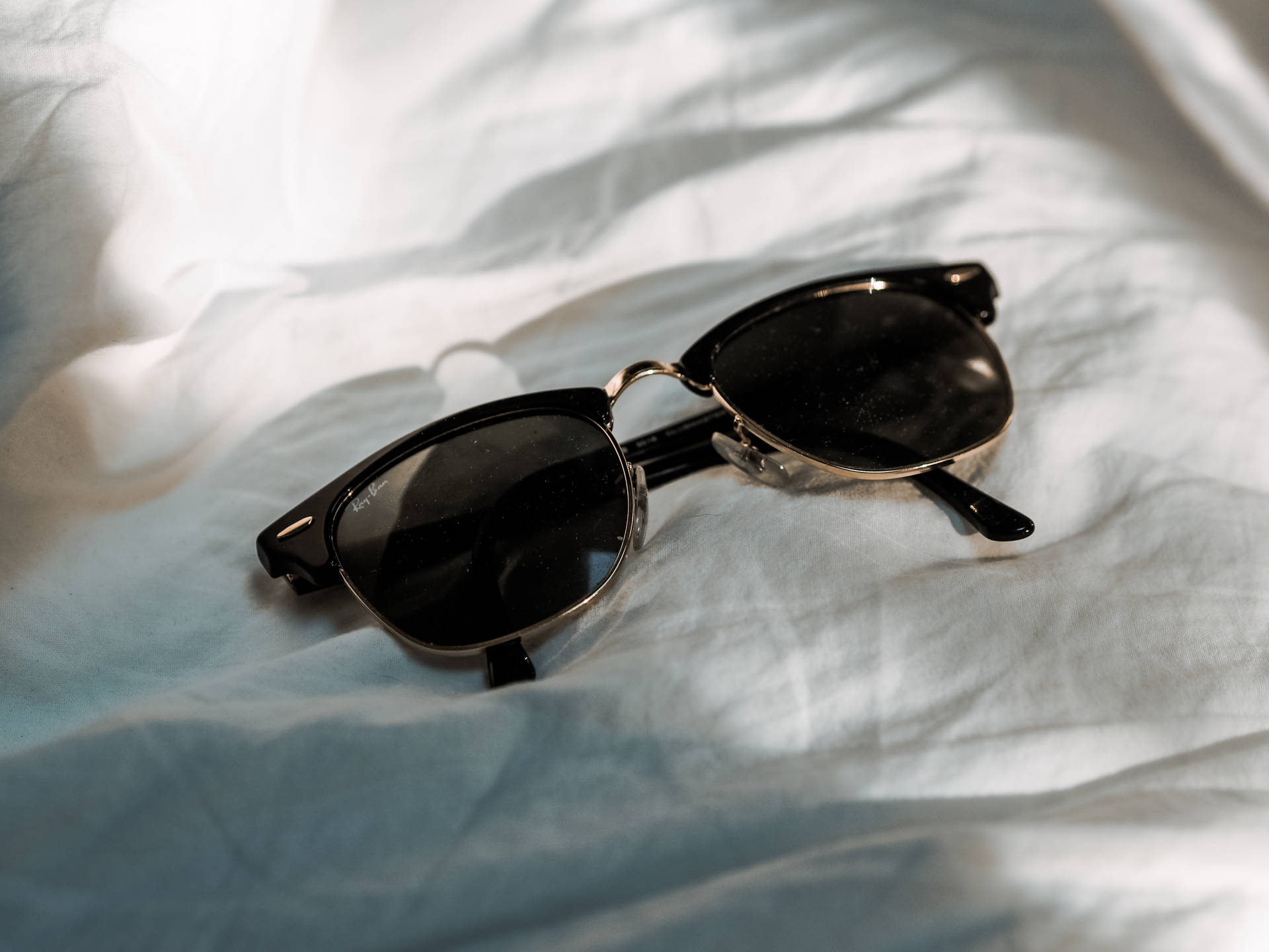 Black Aesthetic Ray-ban Sunglasses Wallpaper
