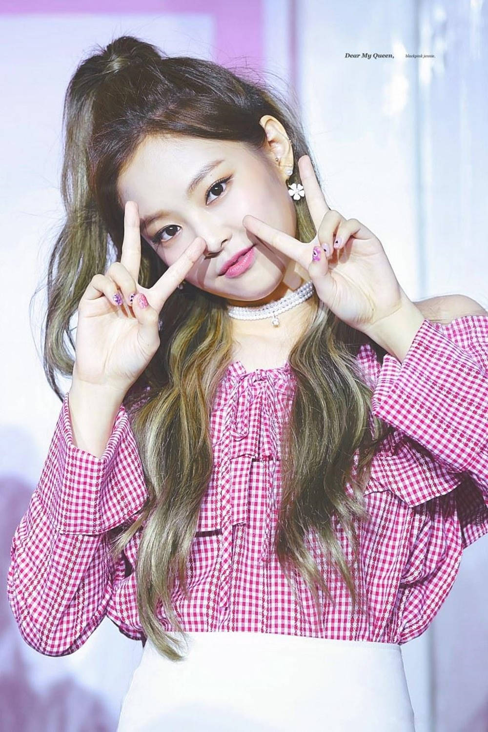 Blackpink Cute Jennie Peace Sign Wallpaper