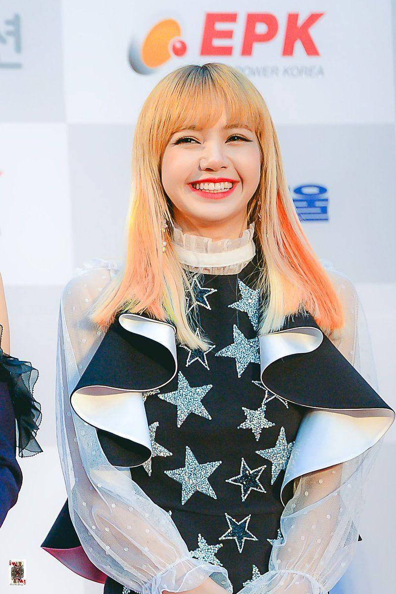 Blonde Blackpink Lisa Grinning Wallpaper