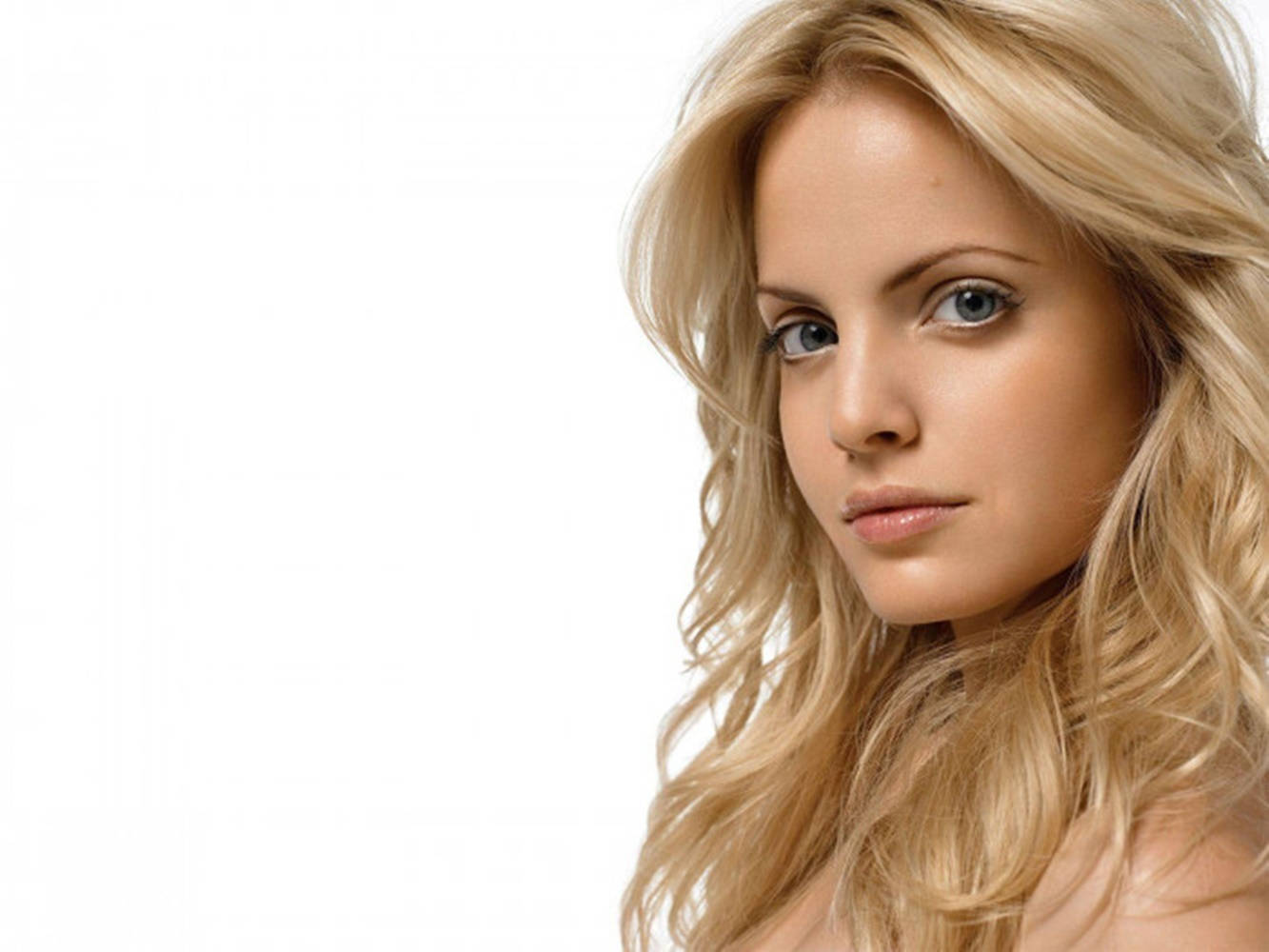 Blonde Mena Suvari Wallpaper