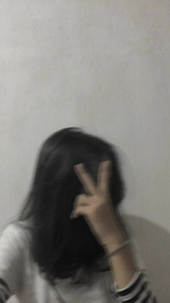 Blurry Girl With Peace Sign Pfp Aesthetic Wallpaper