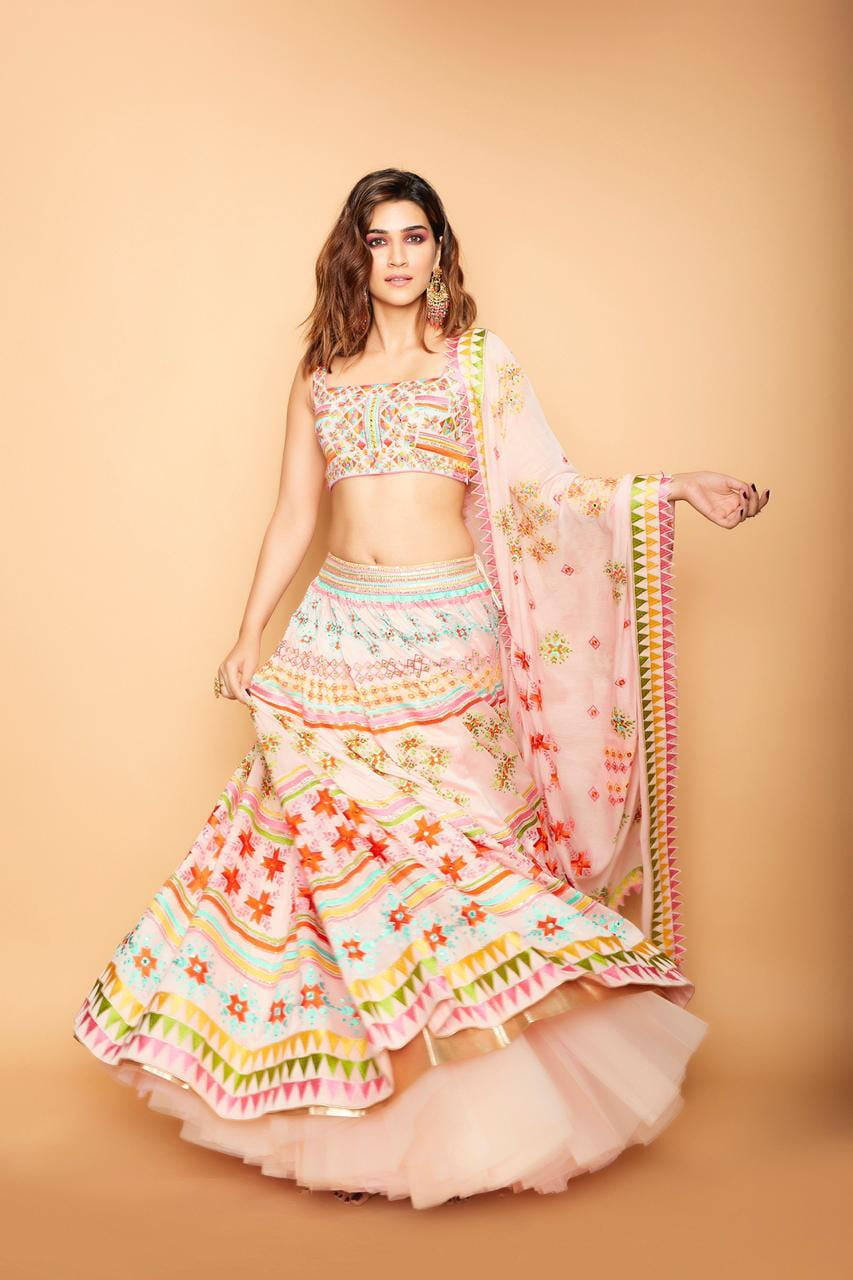 Blush Sari Kriti Sanon Hd Wallpaper