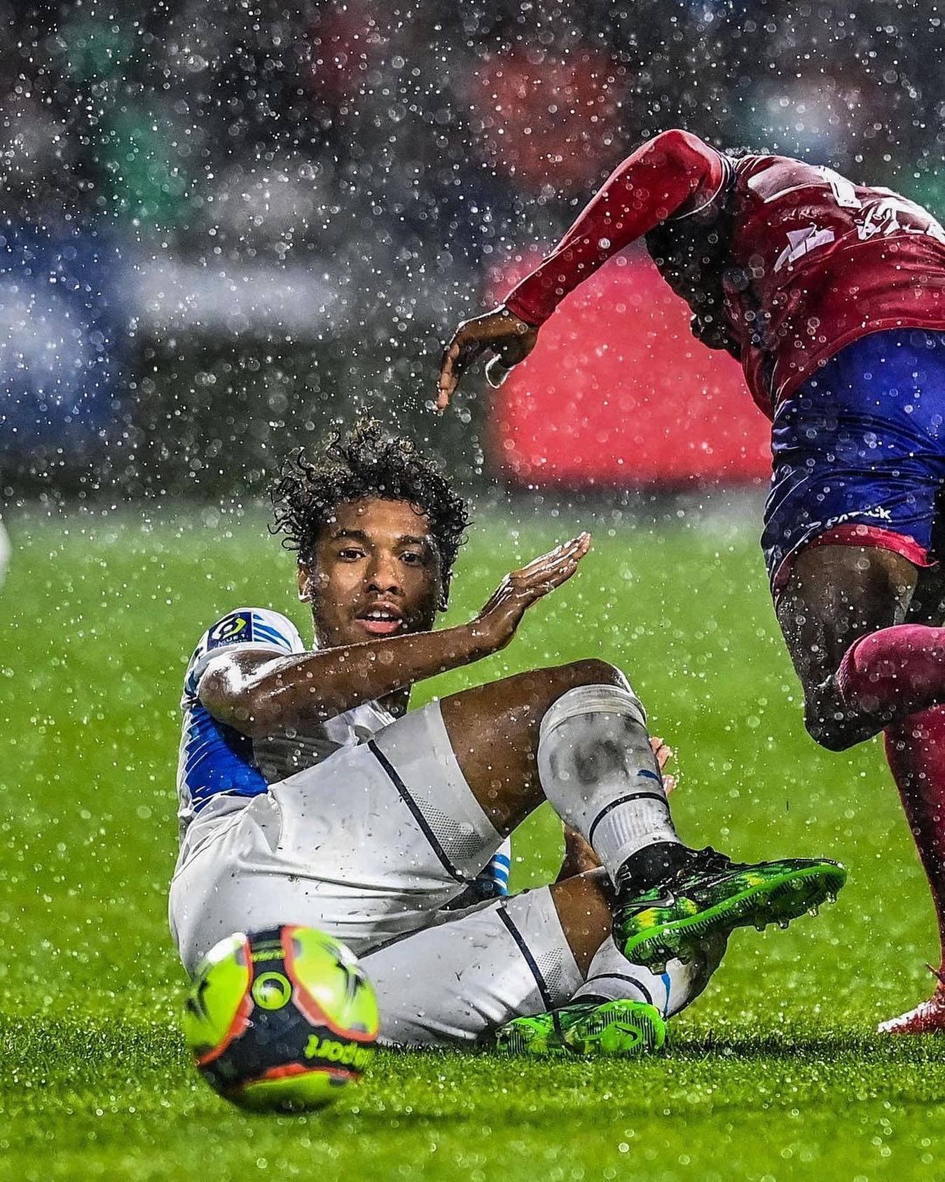 Boubacar Kamara Battling The Rain On The Football Field Wallpaper