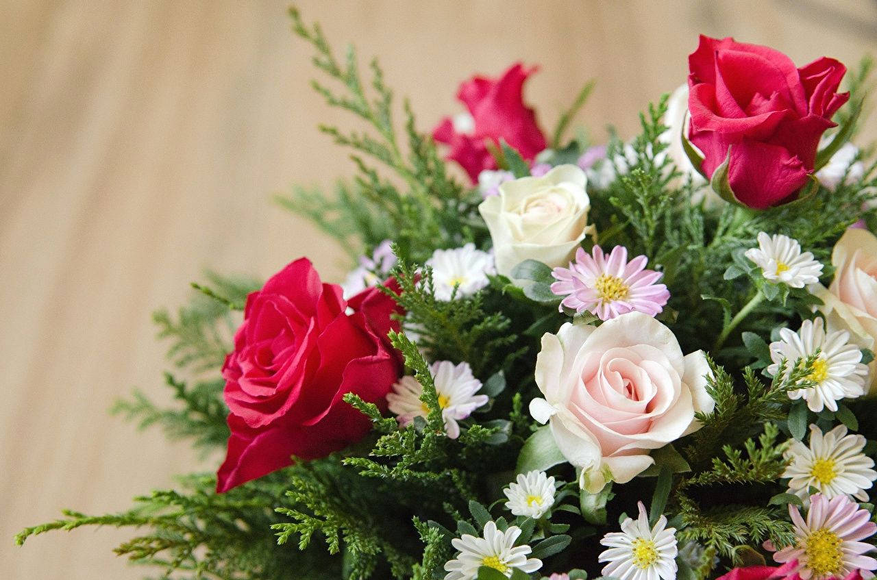 Bouquet Of Roses, Daisies, And Fern Wallpaper